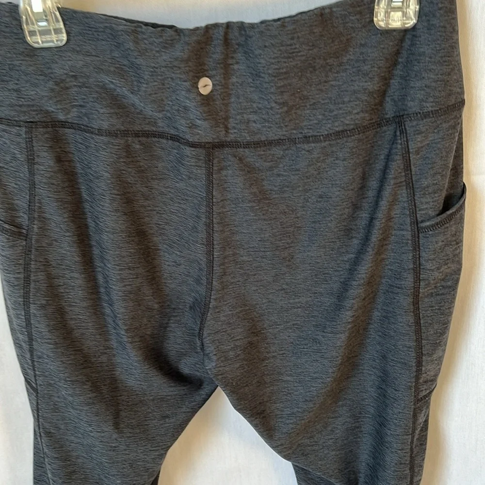 Avia Charcoal Gray Capri Leggings Women’s Size Large Side Pocket Athletic Yoga